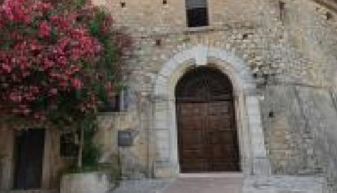 Ingresso_con_portone_in_legno